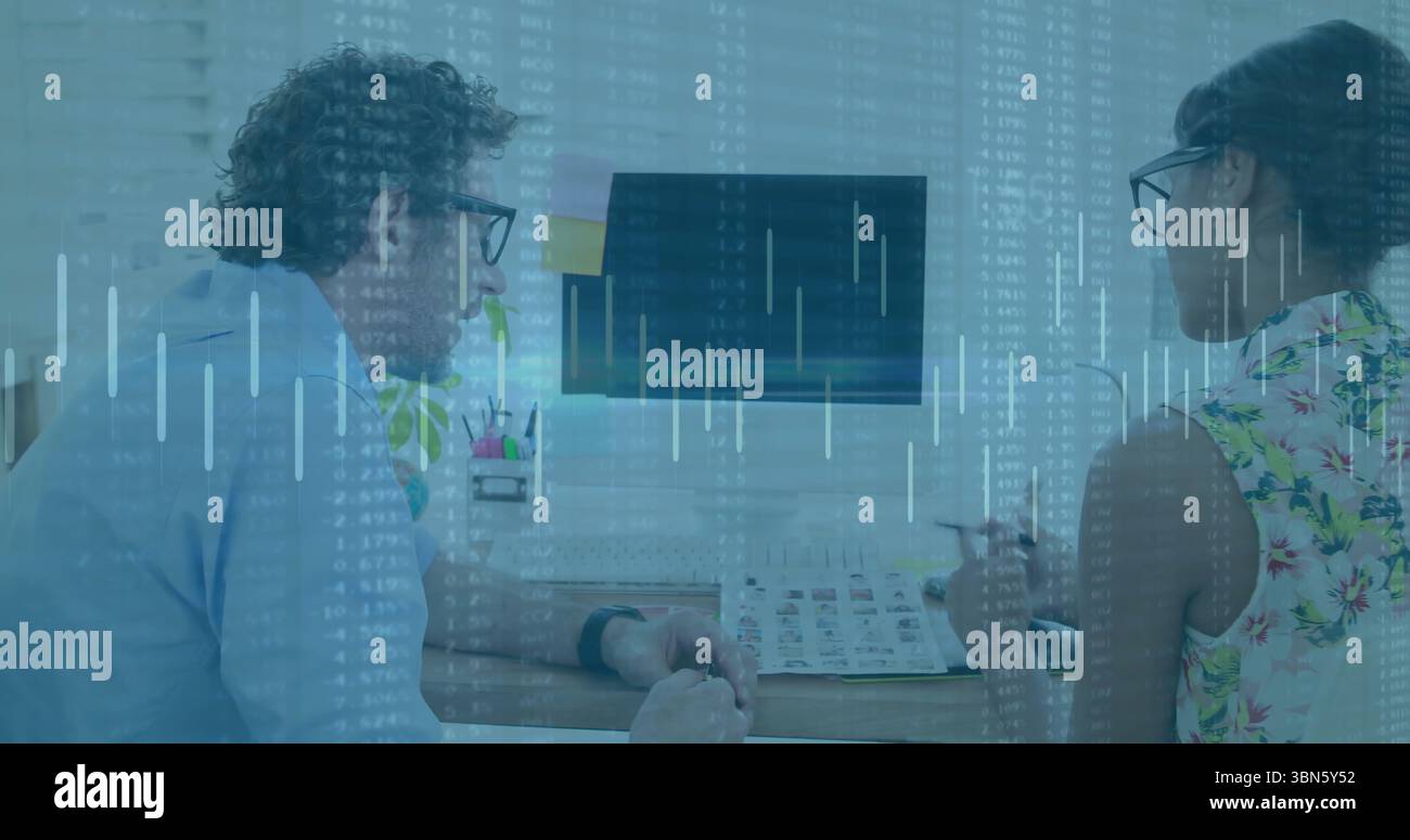 Zwei Kollegen diskutieren über die Arbeit am Schreibtisch mit einem digitalen Datenüberlagerungsbild Stockfoto