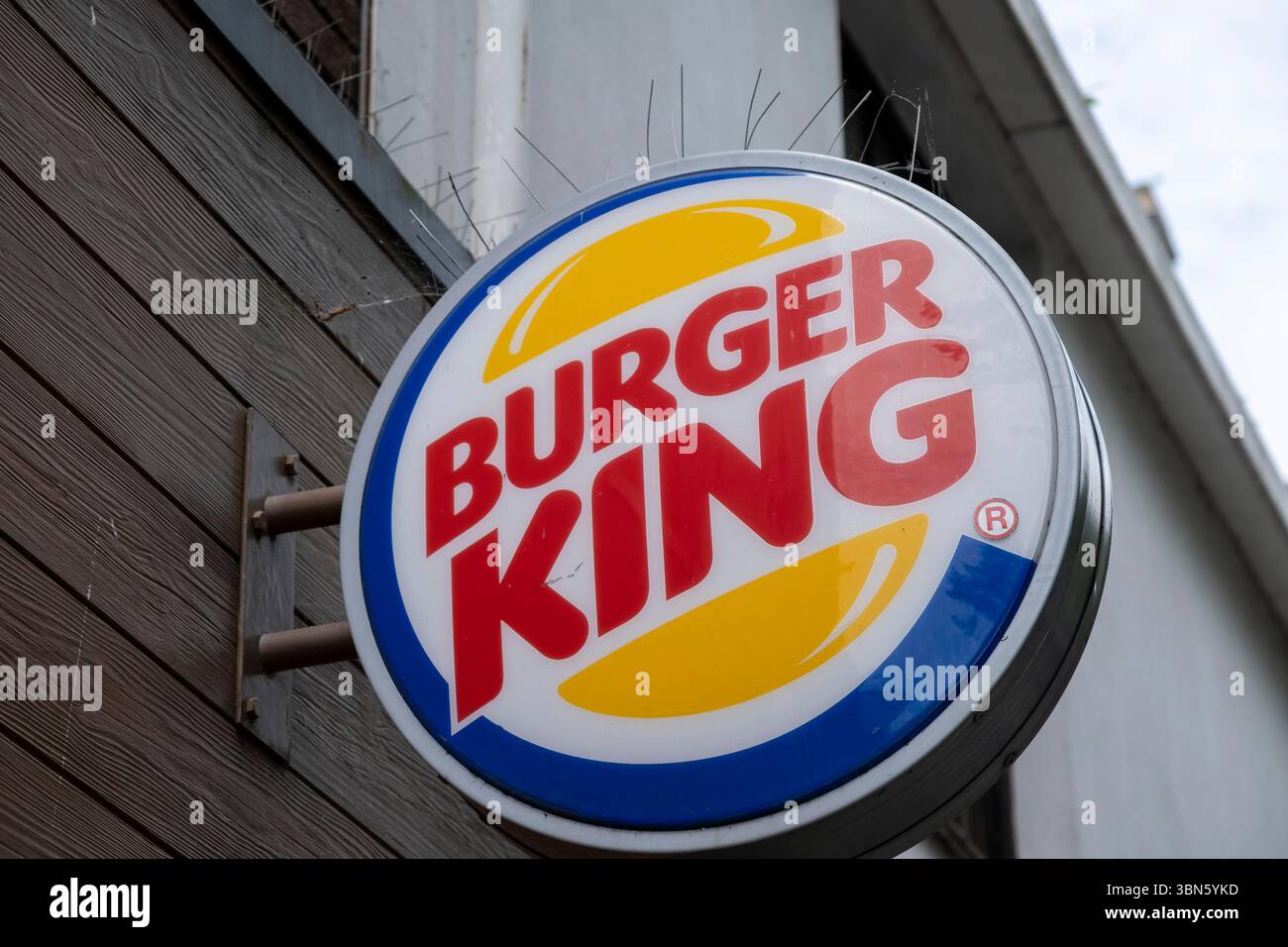 Schild für die Lebensmittelmarke Burger King am 27. Juni 2025 in Swansea, Wales, Großbritannien. Burger King ist eine multinationale Kette von Hamburger-Fast-Food-Restaurants mit Sitz in den USA, die für ihre berühmten Flammgrilled Whopper-Burger bekannt ist. Stockfoto