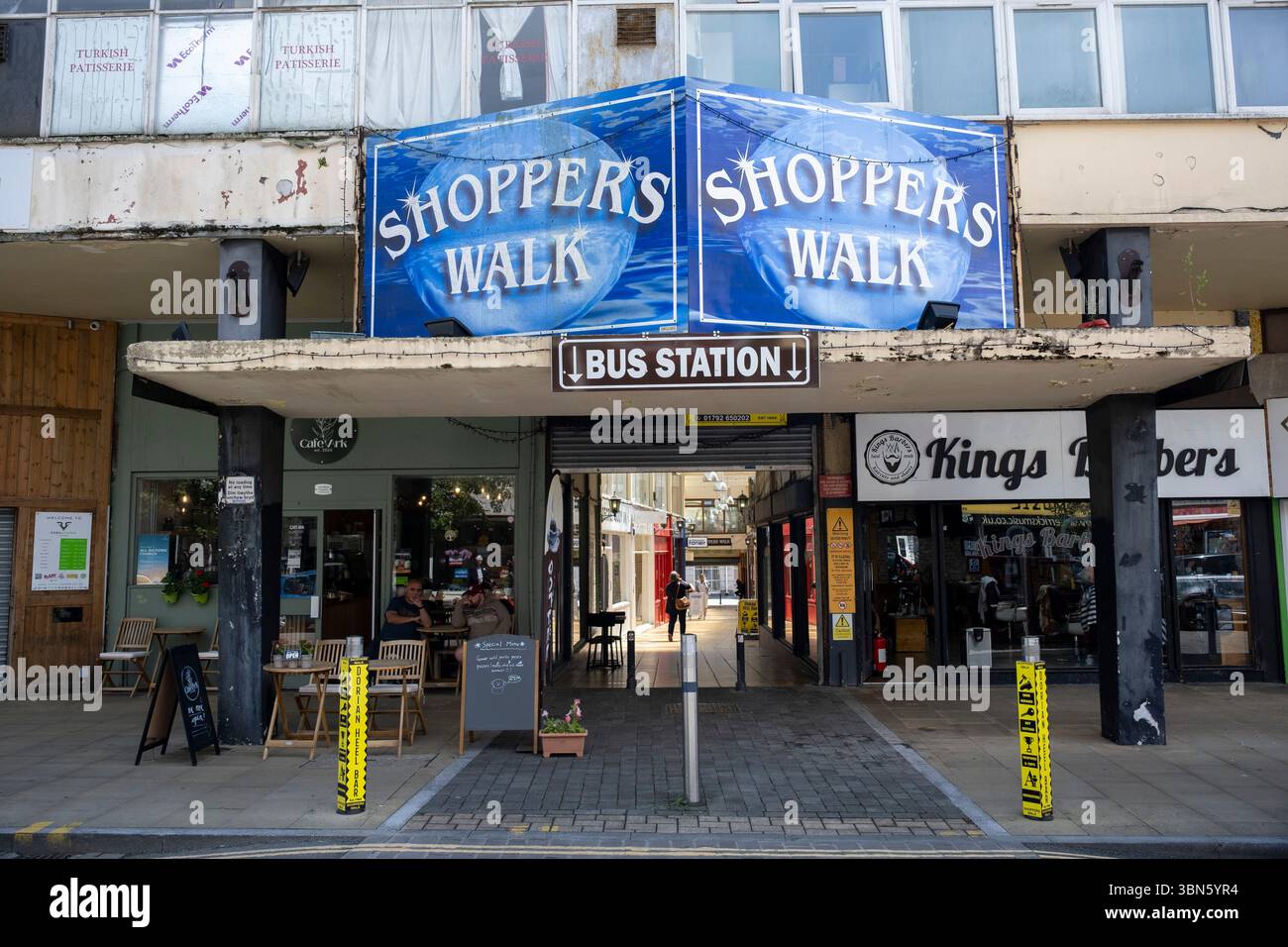 Shopper laufen am 27. Juni 2025 in Swansea, Wales, Vereinigtes Königreich, überdachte Einkaufspassage im Stadtzentrum. Das Stadtzentrum ist zwar nach wie vor ein Einkaufszentrum für Swansea, hat aber im Vergleich zu anderen Städten eine geringe Beschäftigung, was dazu führt, dass weniger Geld ausgegeben wird und der langsame Rückgang der Einkaufsmöglichkeiten und des wirtschaftlichen Wohlstands in der Region noch verstärkt wird. Stockfoto