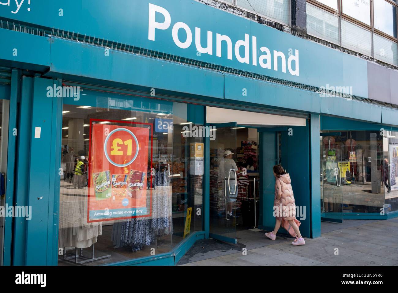Menschen außerhalb des Poundland Pound kaufen am 27. Juni 2025 im Stadtzentrum in Swansea, Wales, Vereinigtes Königreich. Poundland ist eine 1990 gegründete britische Sortenladenkette, die einst die meisten Artikel zu einem einzigen Preis von £ 1 verkaufte, darunter auch Sonderartikel und Marken. Die in Schwierigkeiten geratene Marke, die mit vielen anderen Discount-Händlern im Wettbewerb steht, wurde kürzlich für ein nominales Pfund an die Wertpapierfirma Gordon Brothers verkauft, die ihr Angebot umstrukturieren und viele Geschäfte schließen wird. Stockfoto