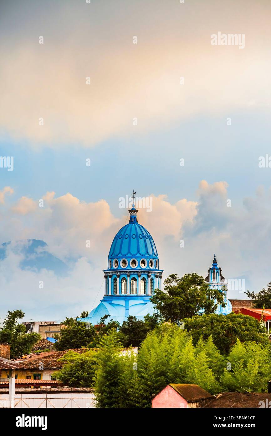 Spektakulärer Sonnenuntergang in der magischen Stadt Coatepec, Veracruz, mit der Kirche unserer Lieben Frau vom Licht im Vordergrund. Stockfoto