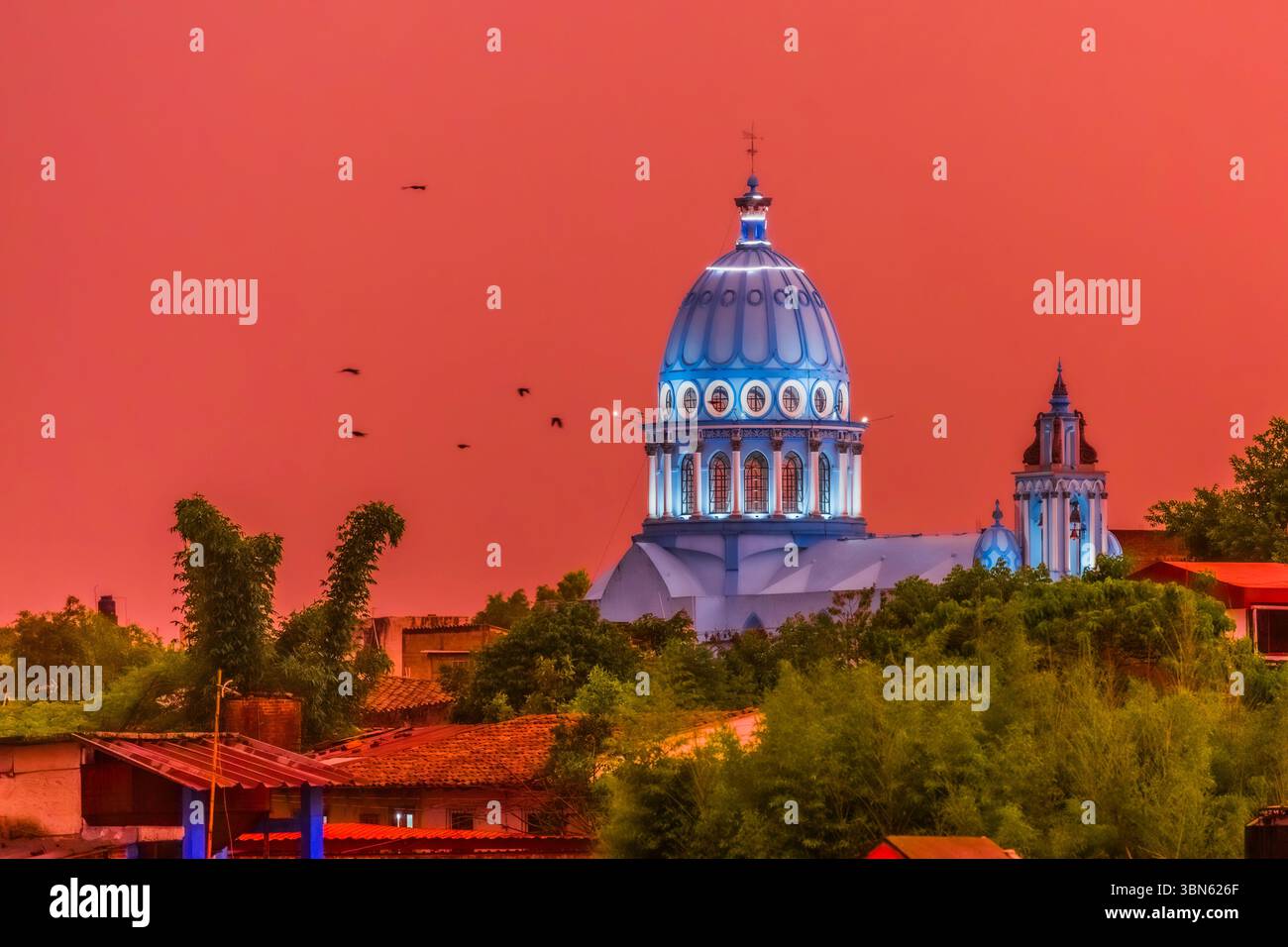 Spektakulärer Sonnenuntergang in der magischen Stadt Coatepec, Veracruz, mit der Kirche unserer Lieben Frau vom Licht im Vordergrund. Stockfoto