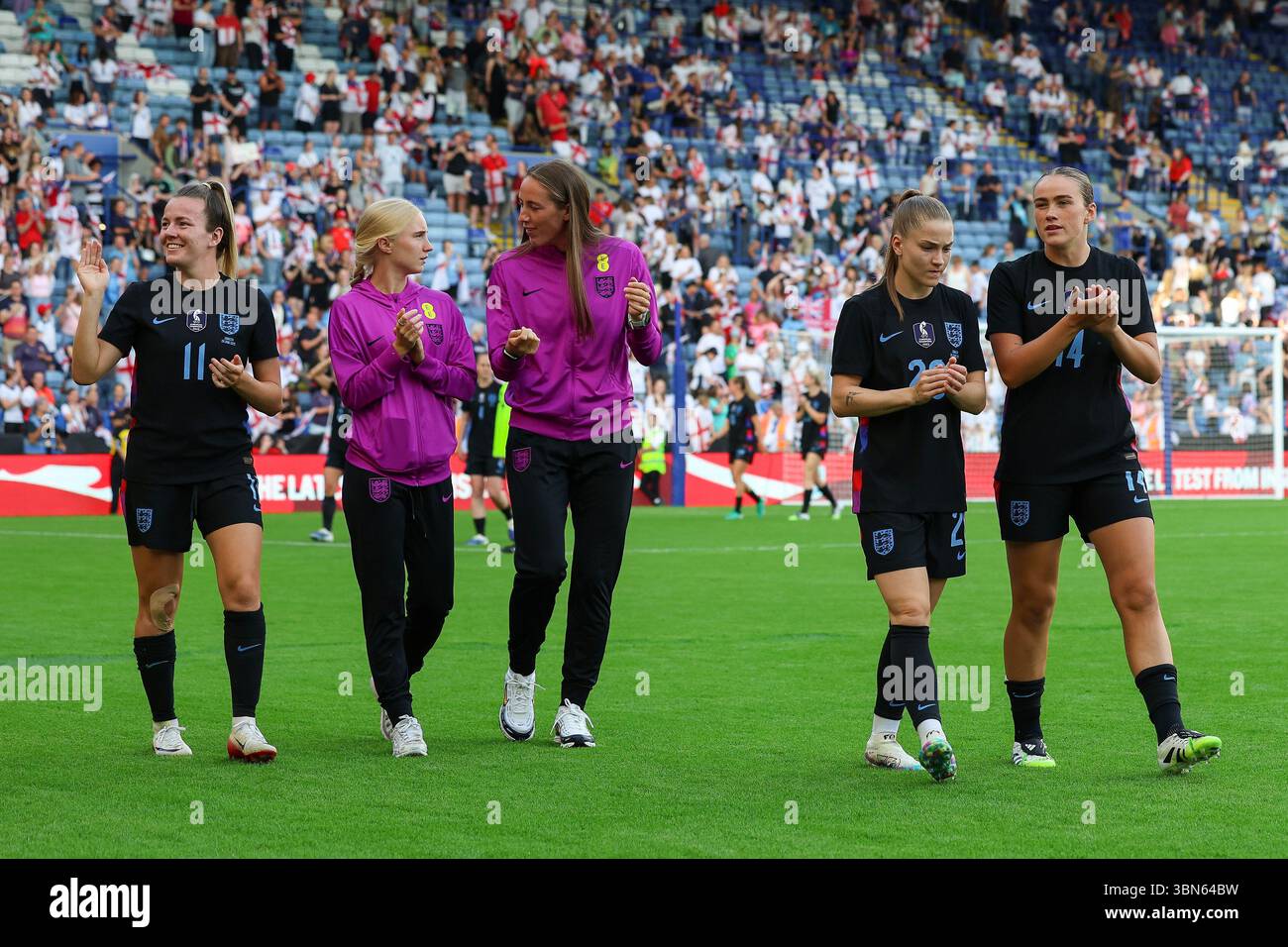 Leicester, Großbritannien. Juni 2025. Die englischen Spielerinnen Lauren Hanp (11), Laura Blindkilde Brown, Lucy Parker, Jess Park (20) und Grace Clinton applaudieren den Fans beim Spiel England Women gegen Jamaica Women Friendly International im King Power Stadium, Leicester, England, Großbritannien am 29. Juni 2025 Credit: Sally Rawlins/Every Second Media Credit: Every Second Media/Alamy Live News Stockfoto
