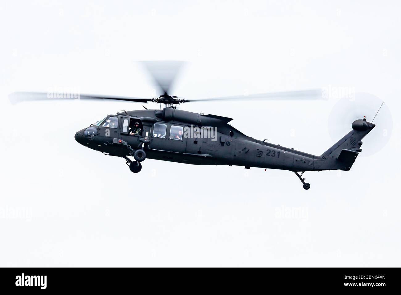 Radom, Polen - 25. August 2023: Kroatische Luftwaffe Sikorsky S-70 UH-60 Black Hawk Utility Transporthubschrauber. Luftfahrt- und Militärrotorboote. Stockfoto