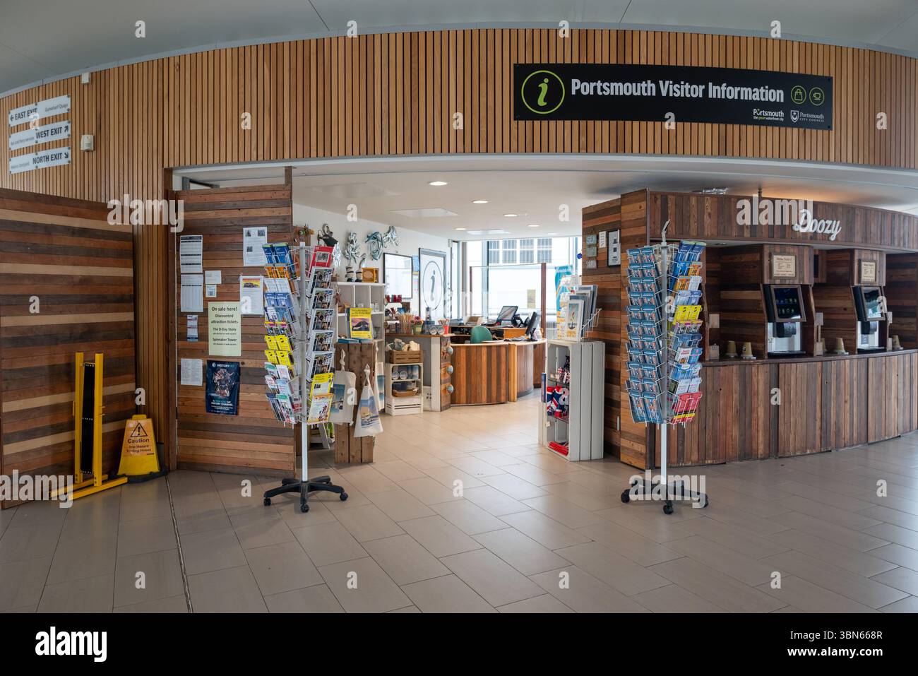 Außenansicht des Portsmouth Visitor Information Center innerhalb der Hard Interchange. Juni 2025. Stockfoto