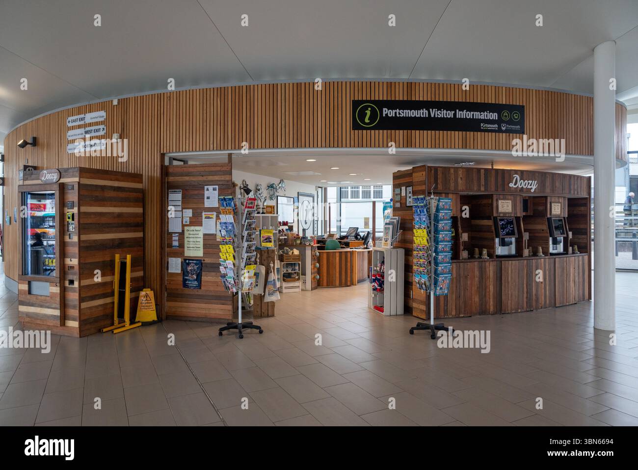 Außenansicht des Portsmouth Visitor Information Center innerhalb der Hard Interchange. Juni 2025. Stockfoto