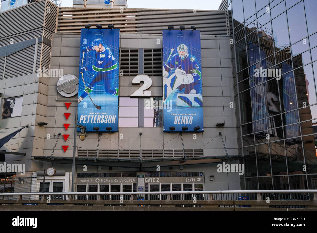 Gate 2 der Rogers Arena im Zentrum von Vancouver, BC. Heimstadion der Vancouver Canucks mit Elias Pettersson und Thatcher Demko Banner. Stockfoto