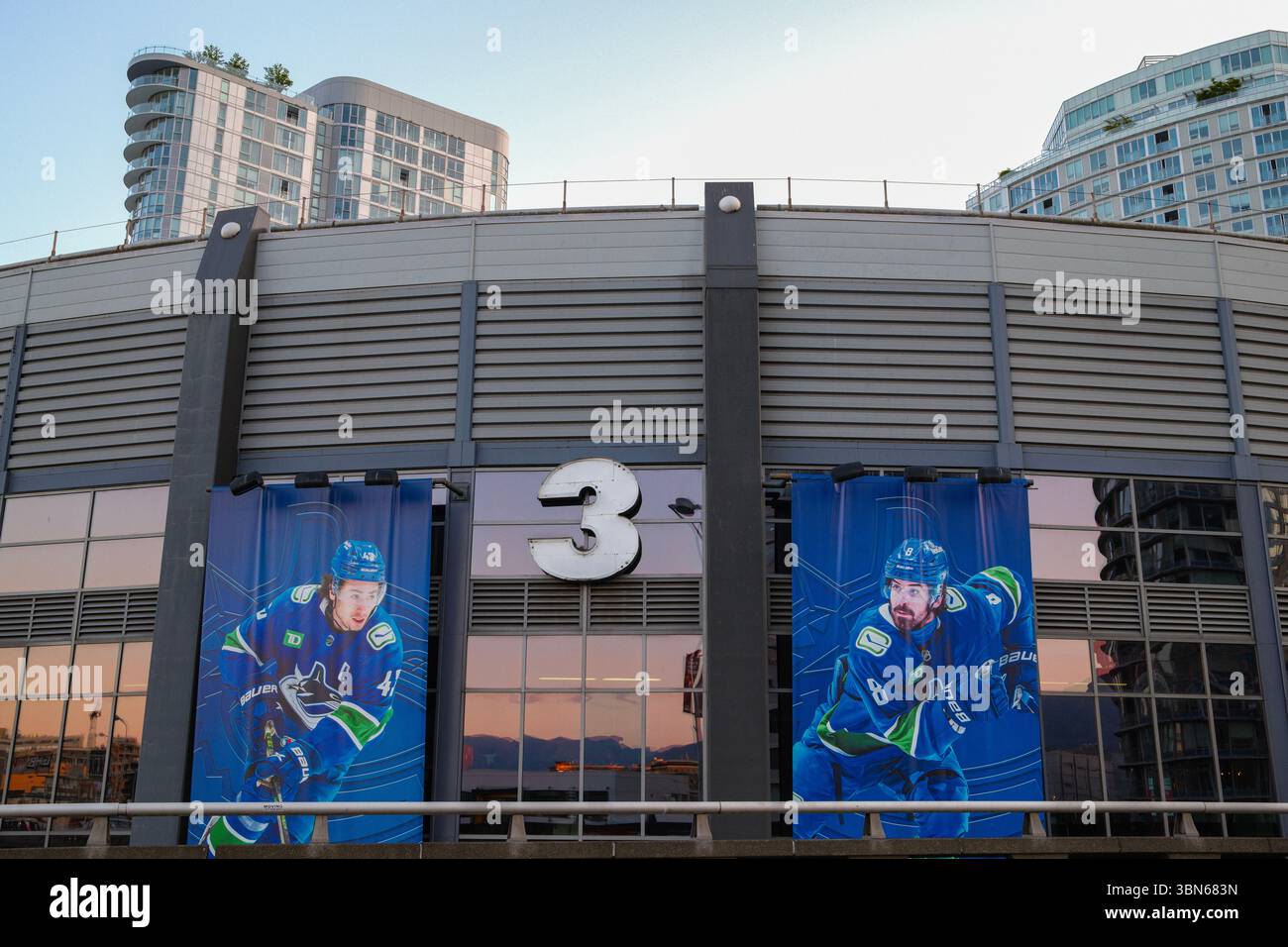 Gate 3 der Rogers Arena im Zentrum von Vancouver, BC. Heimstadion der Vancouver Canucks mit Quinn Hughes & Conor Garland Banner. Stockfoto