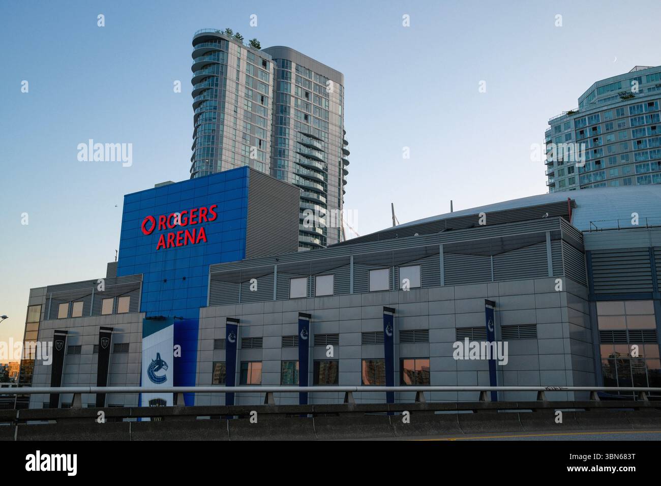 Rogers Arena, Heimstadion der Vancouver Canucks, aus dem Georgia Viaduct in Vancouver, BC. Stockfoto