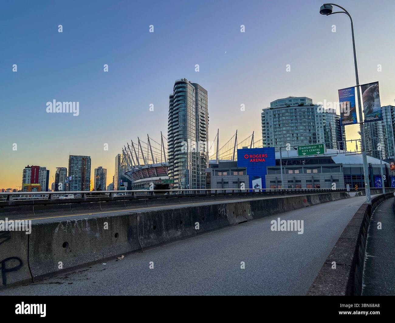Der Fahrradweg entlang des Georgia Viaduct mit Blick in Richtung BC Place Stadium & Rogers Arena in Vancouver, BC. Stockfoto