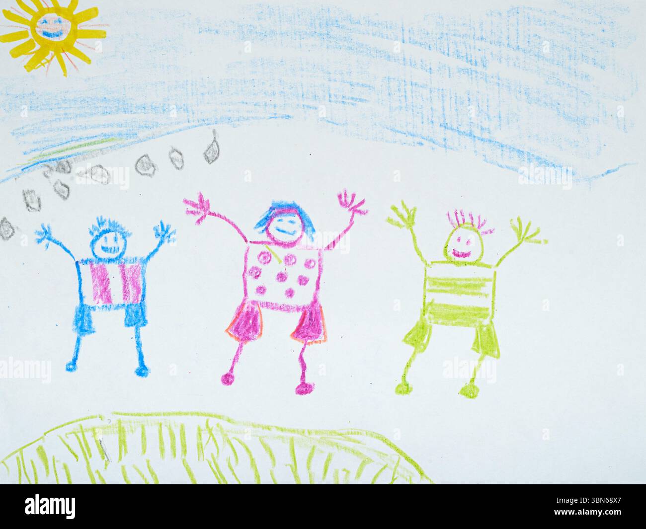 Eine lebendige Zeichnung mit Buntstiften für Kinder zeigt drei fröhlich ausdrucksstarke Figuren, die unter einer fröhlichen Sonne und einem hellblauen Himmel spielen Stockfoto