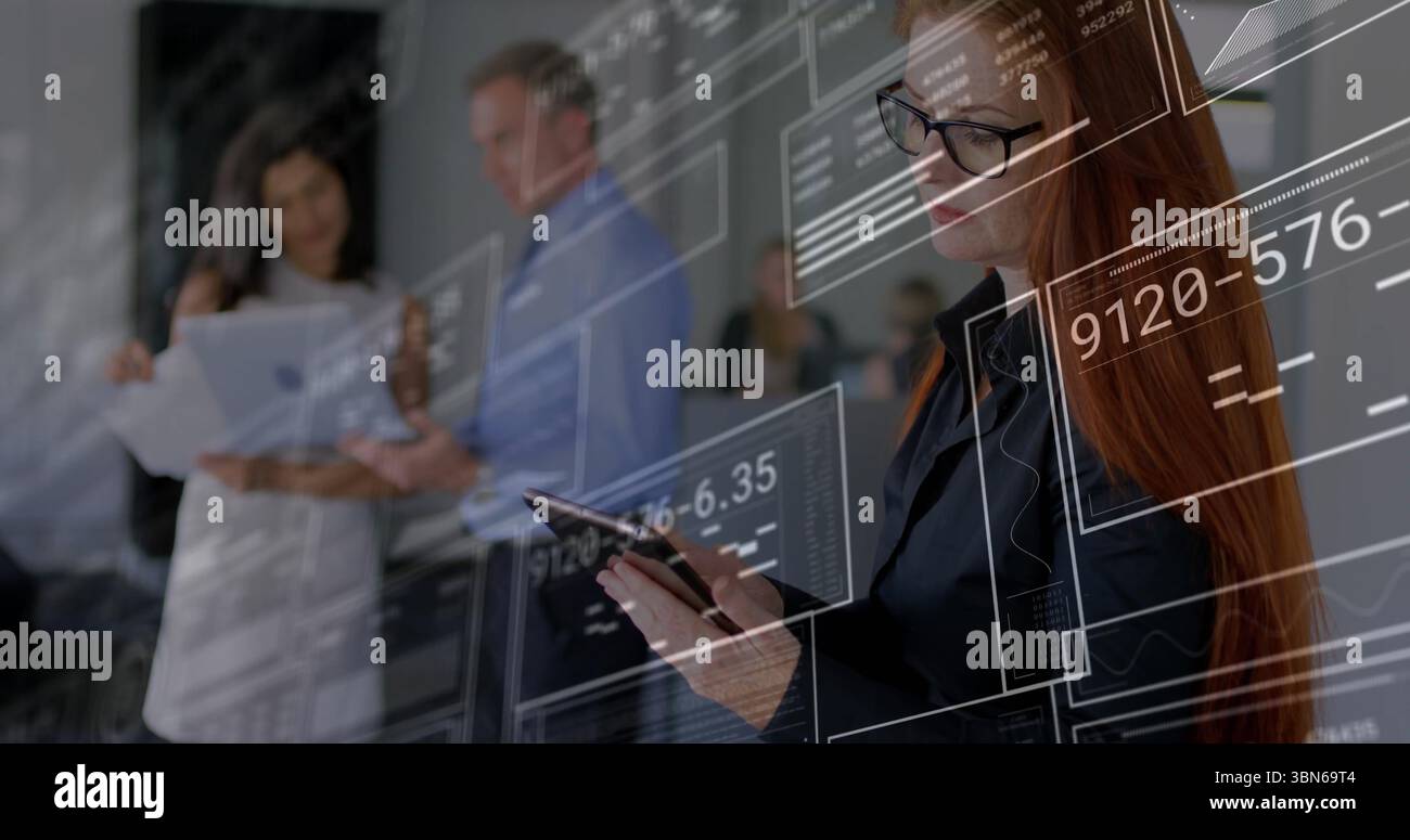 Frau im Black Blazer studieren, Tablettendaten im Konferenzraum, Datenüberlagerungen, Kopierraum analysieren Stockfoto