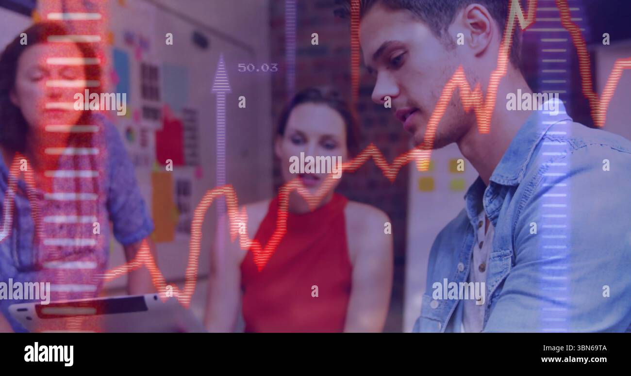 Mann in Denim-Hemd analysieren Daten im Büro studieren, mit Kartenüberlagerungen, Kopierraum Stockfoto