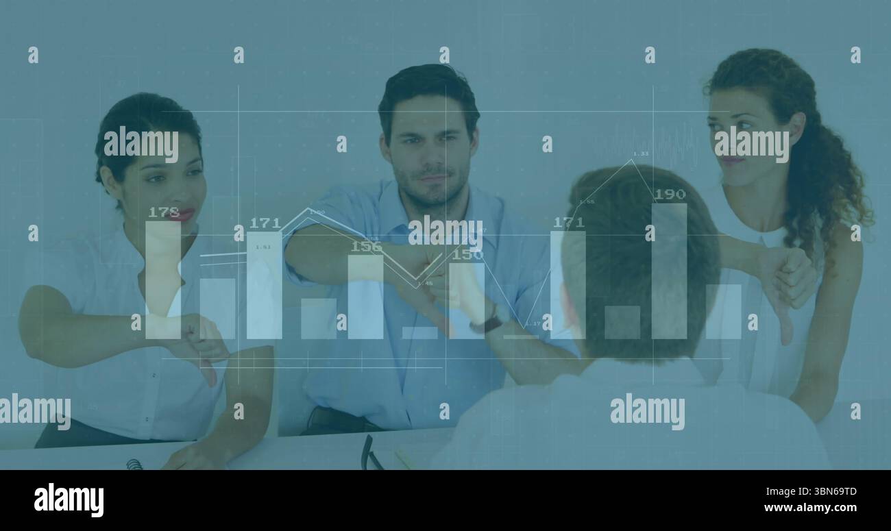 Die Präsentation am Vorstandstisch mit Balkendiagramm-Overlay wird von Führungskräften mit Daumen nach unten bewertet Stockfoto