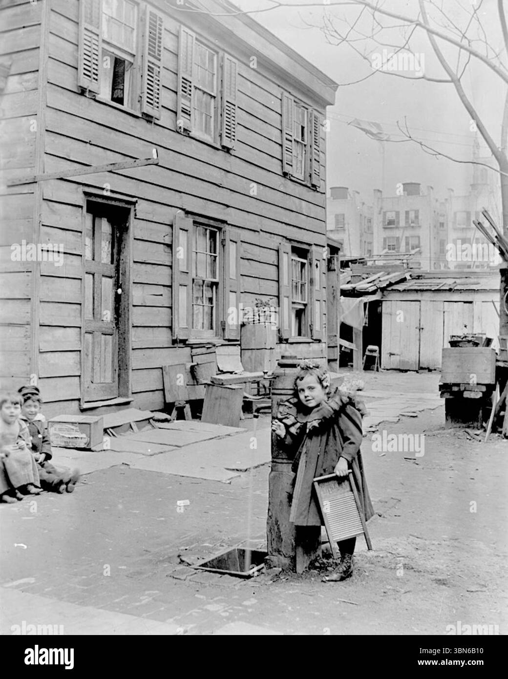 James Reuel Smith - Mädchen bei Well Pump, NYC - c1898 Stockfoto