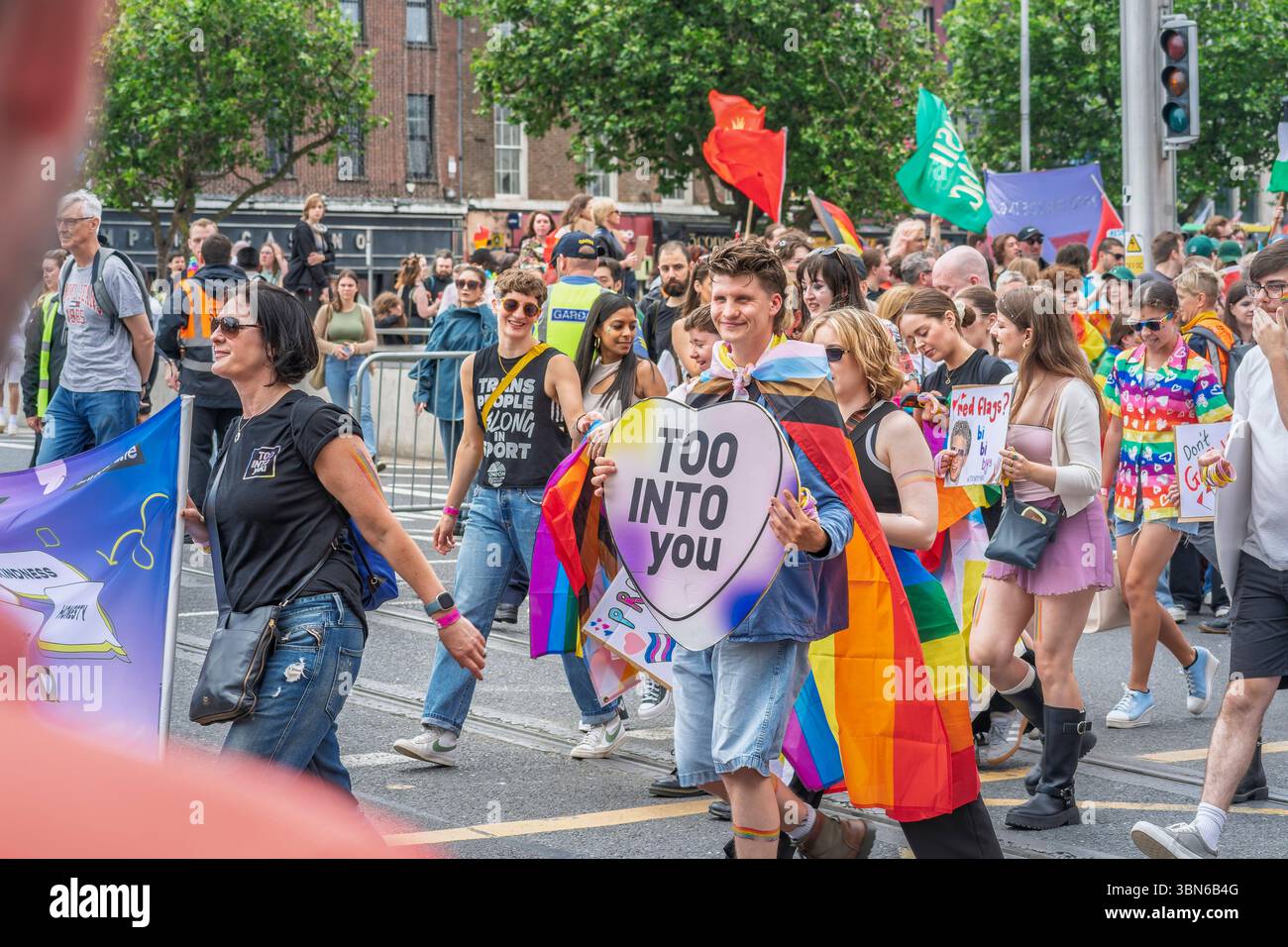 Vibrant Pride Parade durch Dublin, in der 10 Jahre Ehe Gleichheit mit Farbe, Freude und Gemeinschaft gefeiert wird. 28. Juni 2025 Stockfoto