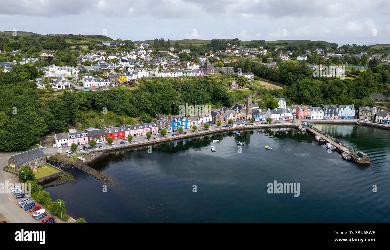 Drohnenansicht von Tobermory, Isle of Mull, Argyle and Bute, Schottland, Großbritannien. Stockfoto