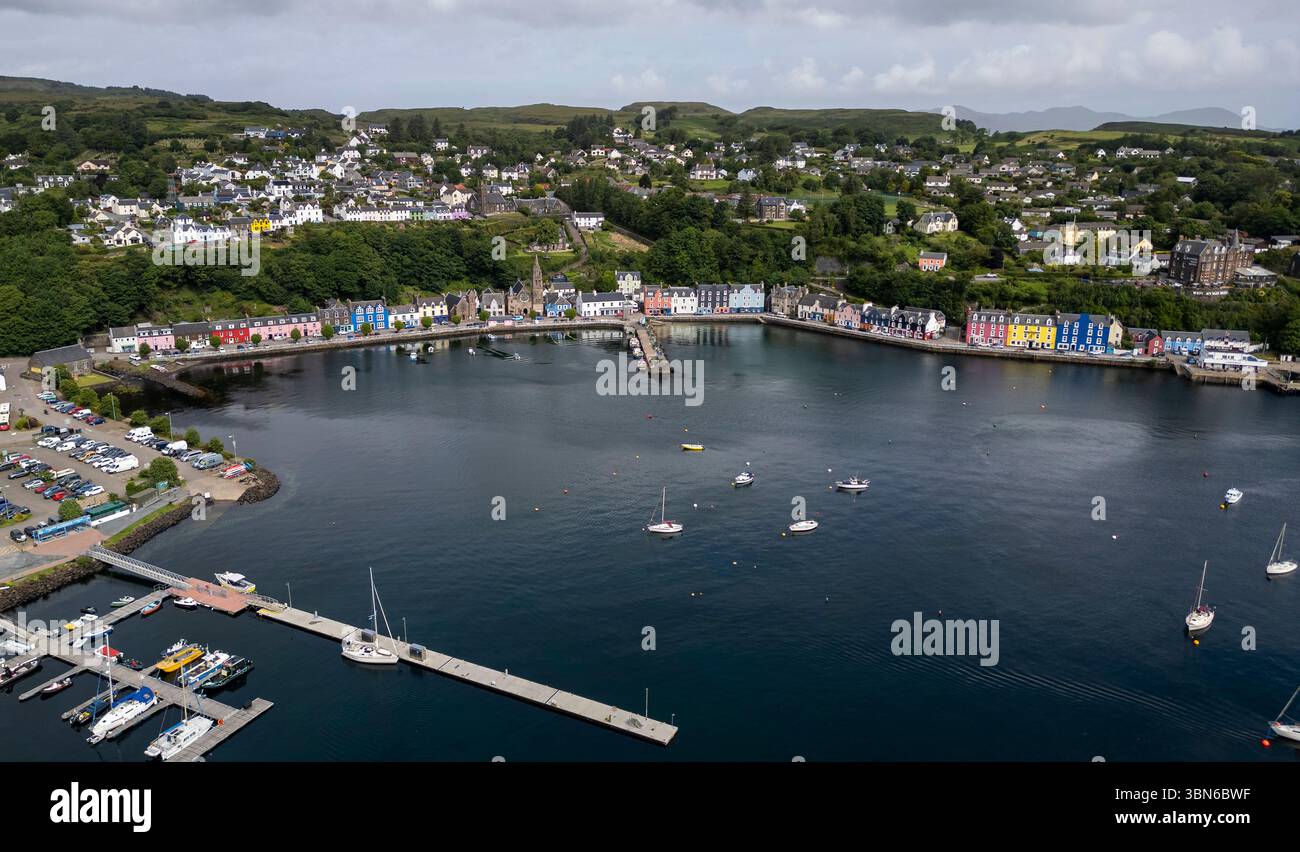 Drohnenansicht von Tobermory, Isle of Mull, Argyle and Bute, Schottland, Großbritannien. Stockfoto