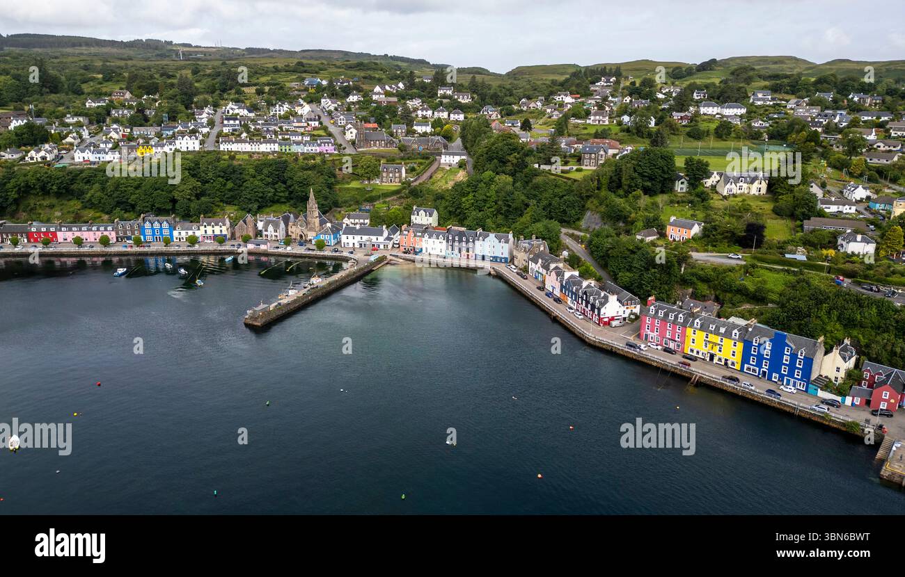 Drohnenansicht von Tobermory, Isle of Mull, Argyle and Bute, Schottland, Großbritannien. Stockfoto
