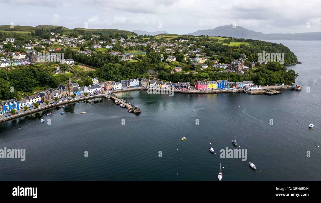 Drohnenansicht von Tobermory, Isle of Mull, Argyle and Bute, Schottland, Großbritannien. Stockfoto