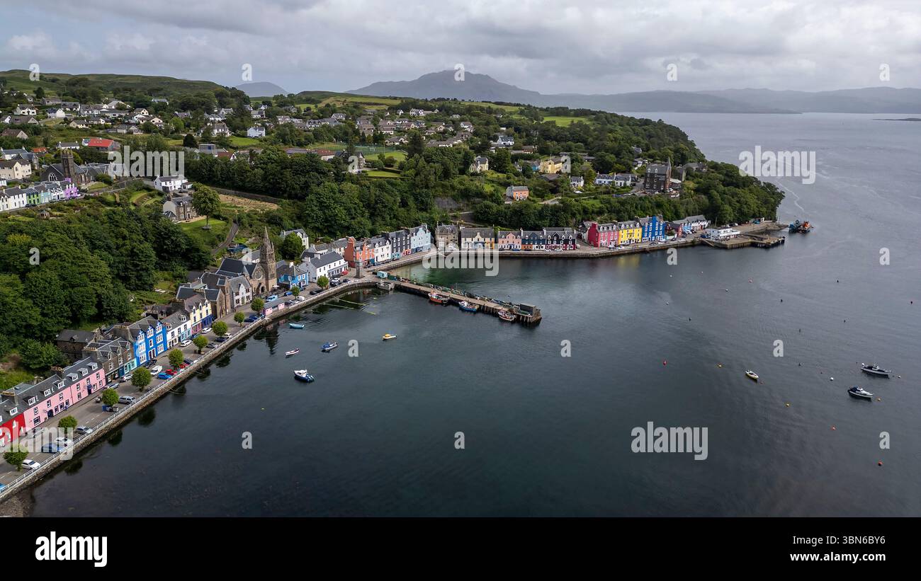 Drohnenansicht von Tobermory, Isle of Mull, Argyle and Bute, Schottland, Großbritannien. Stockfoto