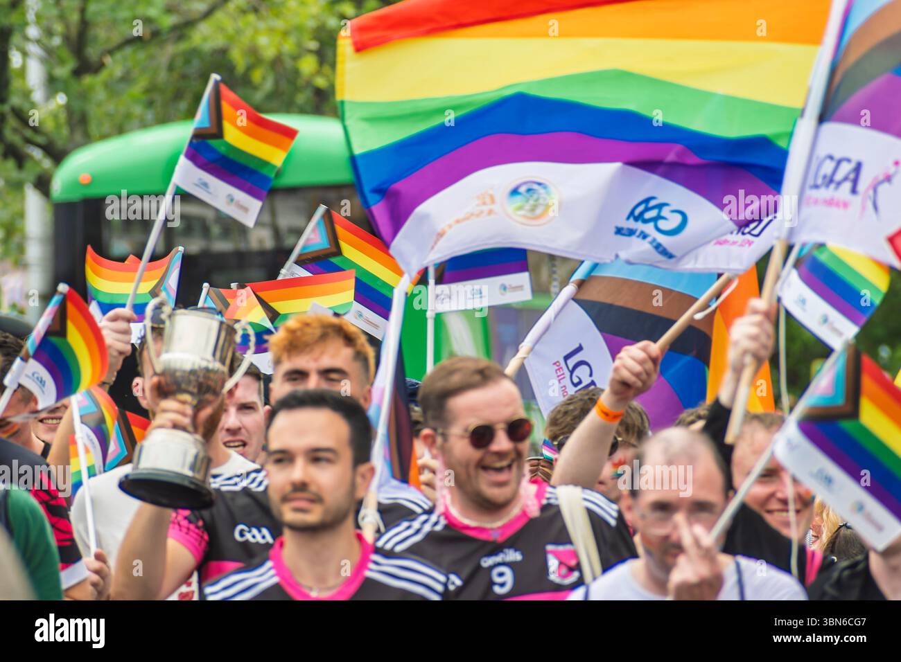 Das GAA-Team schloss sich Pride Marchers an und feierte zehn Jahre Ehe-Gleichheit bei der Dublin Pride Parade. 28. Juni 2025 Stockfoto