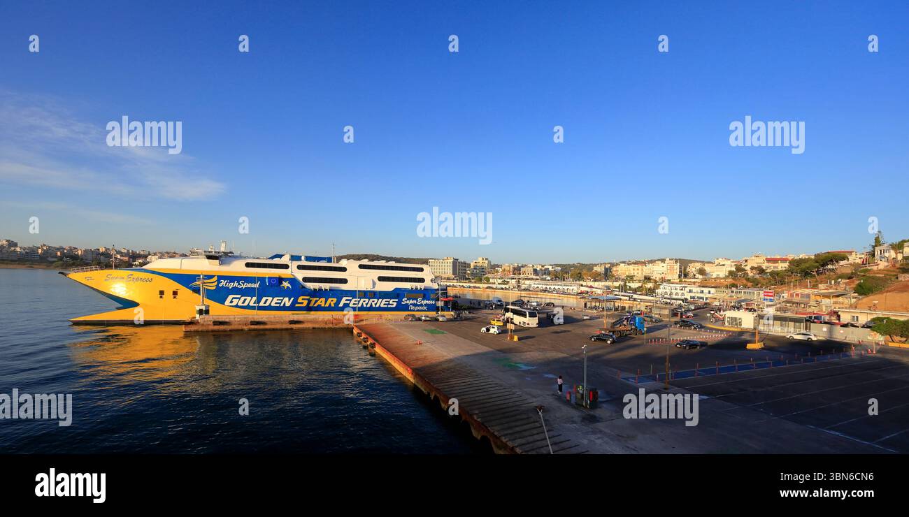 Golden Star Ferries Schnellboot am Hafen von Rafina und Fährhafen am frühen Morgen. Athen, Griechenland, EU. Mai 2025 Frühjahr Stockfoto