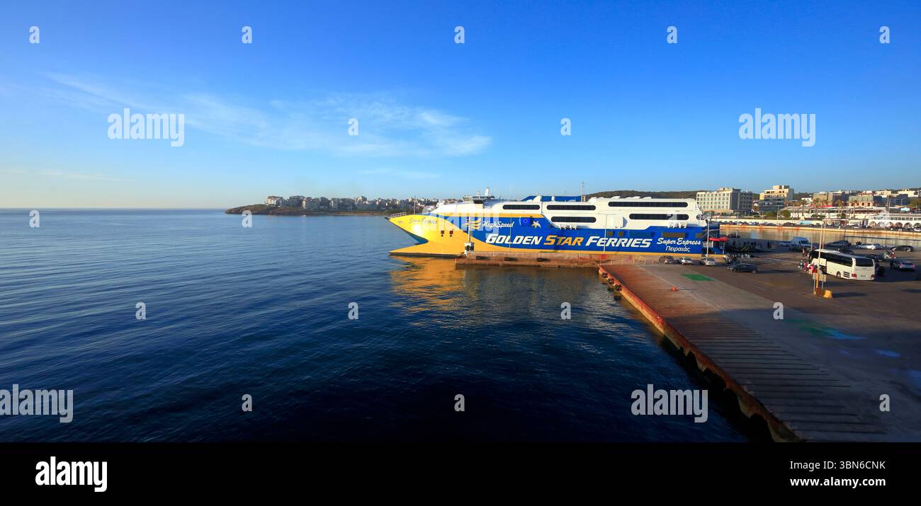 Golden Star Ferries Schnellboot am Hafen von Rafina und Fährhafen am frühen Morgen. Athen, Griechenland, EU. Mai 2025 Frühjahr Stockfoto