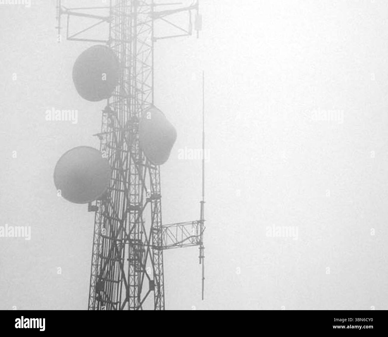 Nebel umhüllt die Antenne auf einem Turm Stockfoto