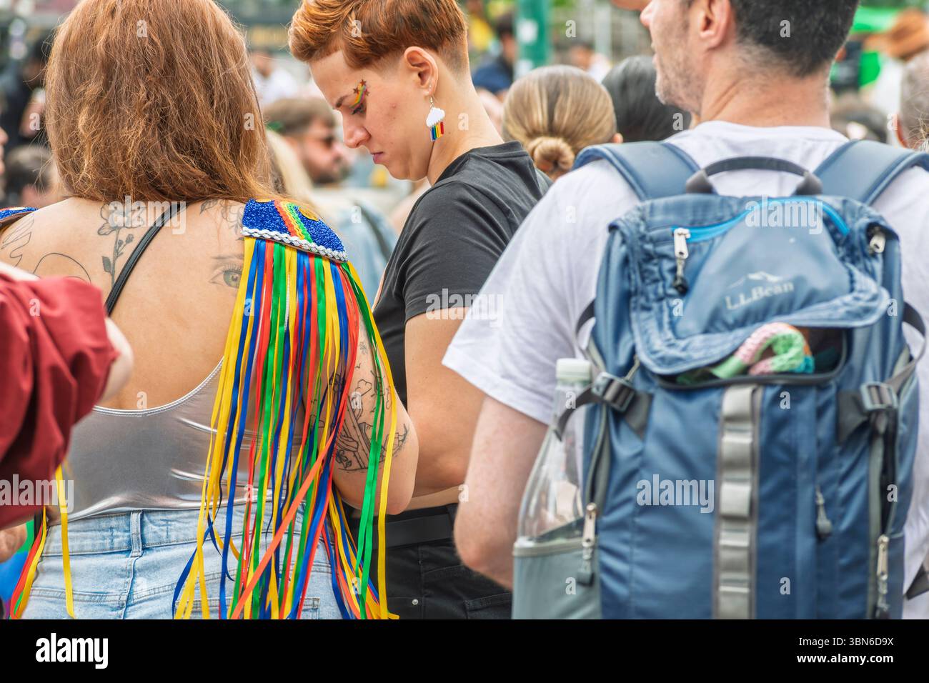 Farbenfrohe Epaulette mit Details zur Schulter einer Frau, die den lebendigen Geist und Stil von Dublin Pride einfängt. Wir feiern ein Jahrzehnt der Gleichheit. 28. Juni 2025 Stockfoto