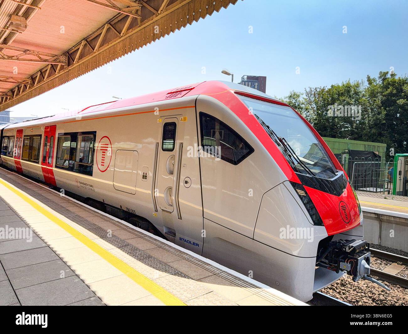Cardiff, Wales, Großbritannien - 18. Juni 2025: S-Bahn der Baureihe 756 am Bahnhof Cardiff Central Railway Station. Der Zugbetreiber ist Transport for Wales. Stockfoto