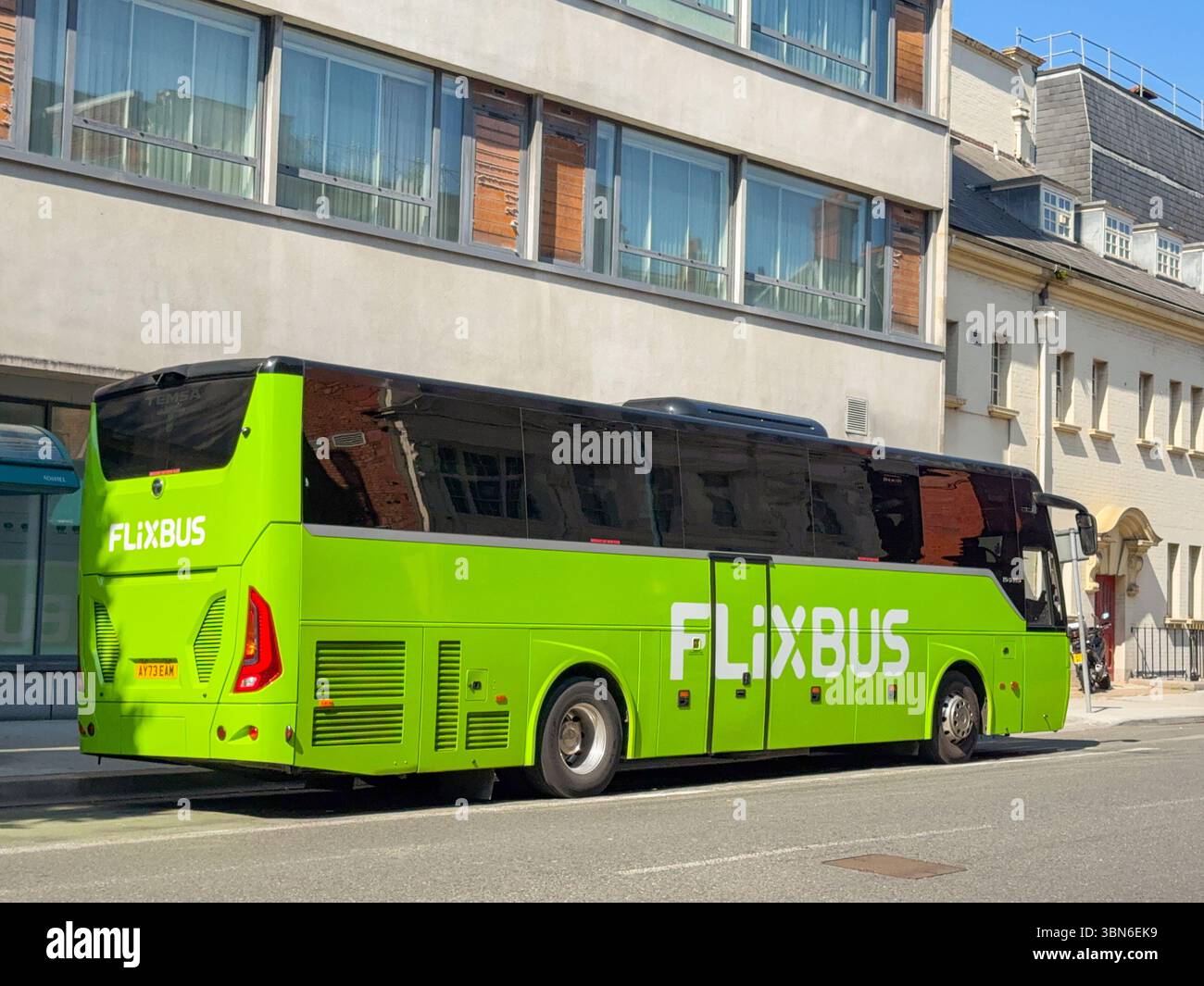Cardiff, Wales, Vereinigtes Königreich - 18. Juni 2025: Seitenansicht eines Schnellbusses der Billigbusgesellschaft Flixbus hält im Stadtzentrum von Cardiff - Smartphone-aufgenommenes Stockfoto