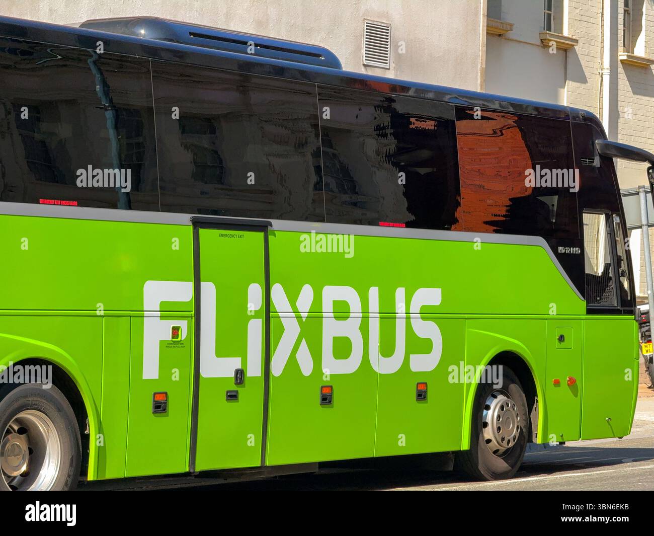 Cardiff, Wales, Vereinigtes Königreich - 18. Juni 2025: Seitenansicht eines Schnellbusses der Billigbusgesellschaft Flixbus hält im Stadtzentrum von Cardiff - Smartphone-aufgenommenes Stockfoto
