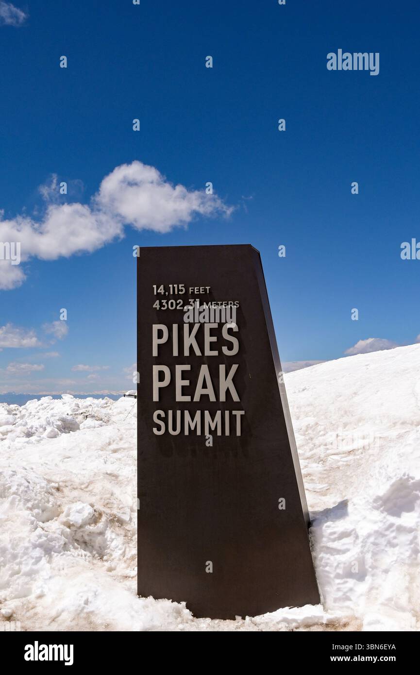 Manitou Springs, Colorado, USA - 21. Mai 2025: Schild und Schnee auf dem Gipfel des Pikes Peak Mountain, der 14.115 Meter über dem Meeresspiegel steht Stockfoto