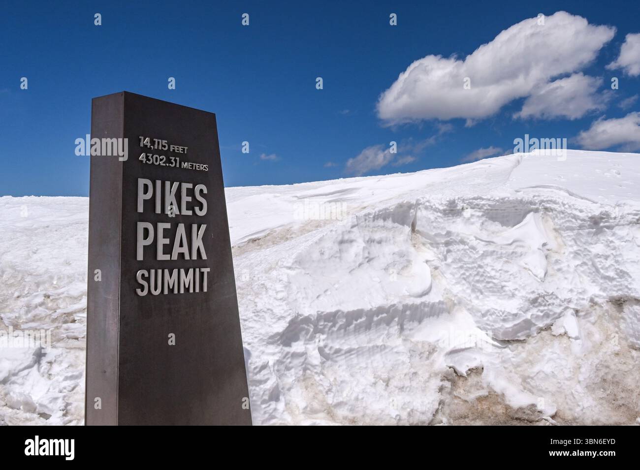 Manitou Springs, Colorado, USA - 21. Mai 2025: Schild und Schnee auf dem Gipfel des Pikes Peak Mountain, der 14.115 Meter über dem Meeresspiegel steht Stockfoto