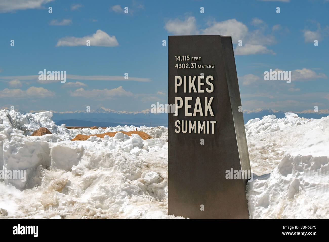 Manitou Springs, Colorado, USA - 21. Mai 2025: Schild und Schnee auf dem Gipfel des Pikes Peak Mountain, der 14.115 Meter über dem Meeresspiegel steht Stockfoto