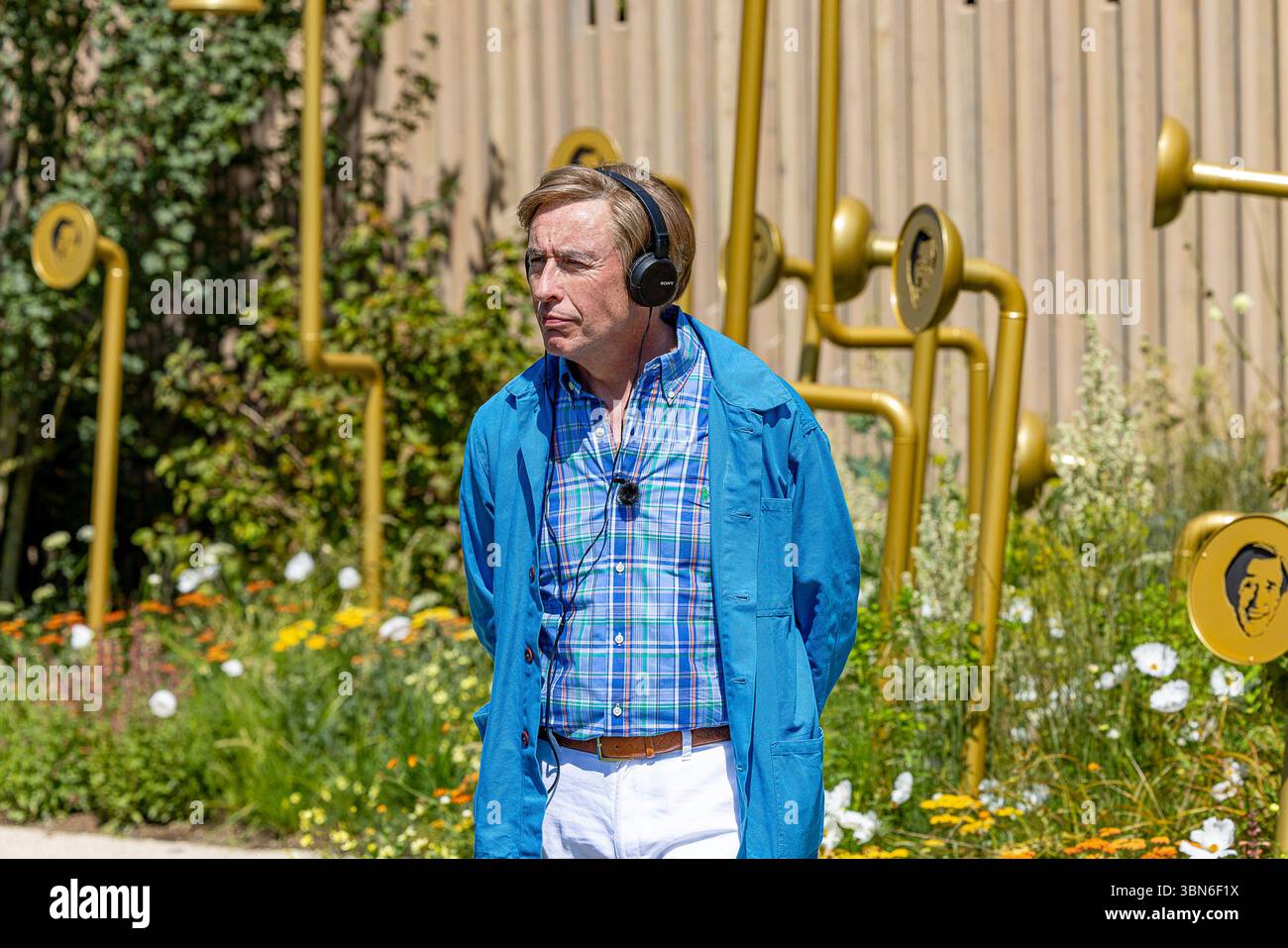 Steve Coogan wurde beim Hampton Court Palace Garden Festival als Alan Partridge als Schauspieler gesehen. Er trat im Alan Partridge Sound Bath Garden auf, entworfen von Joe und Laura Carey, während er bei 32 °C mit einem Handventilator und einem Regenschirm kühl blieb. Quelle: David Betteridge/Alamy Live News Stockfoto
