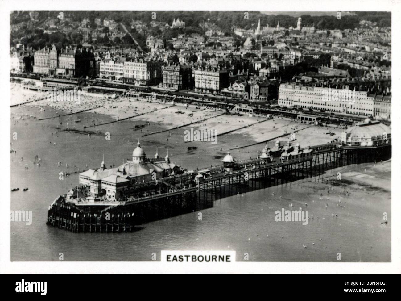 Aus der Vogelperspektive von Eastbourne, Sussex, England - die Uferpromenade und der weitläufige Pier, der 1939 sowohl ein Theater als auch einen Konzertpavillon beinhaltete. Aus der Zigarettenkartenserie „Britain from the Air“, die 1939 von J.A. Pattreiouex Ltd. Veröffentlicht wurde, einem in Manchester ansässigen Tabakunternehmen, das für die Produktion von Senior Service Zigaretten bekannt ist. Zu dieser Zeit gehörte das Unternehmen Gallagher's Stockfoto