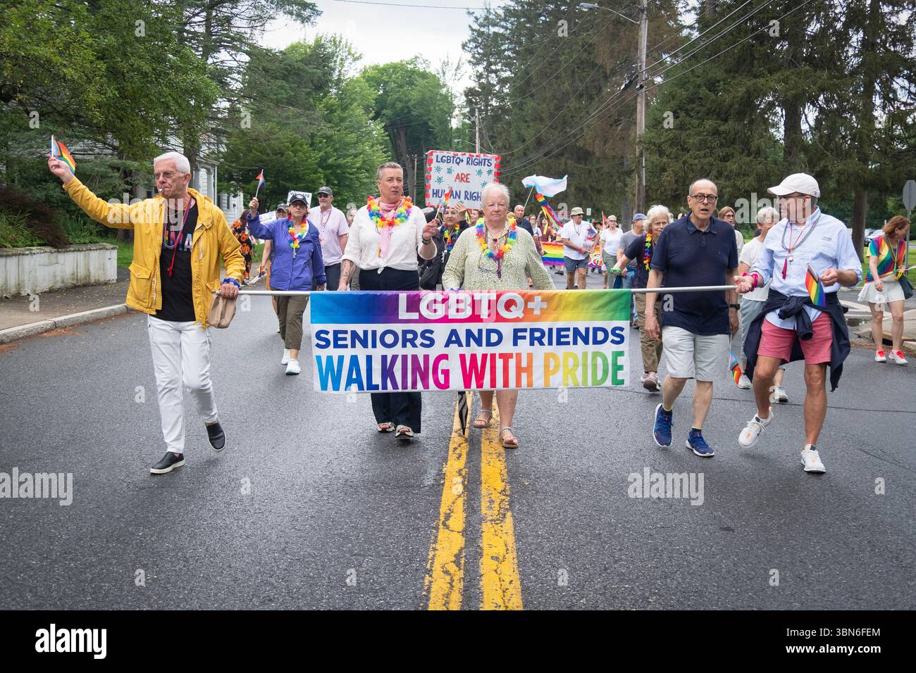 In der Nähe der Red Hook Pride Parade 2025 marschieren Senioren und Freunde, die wahrscheinlich nicht schwul sind, für Leute, die sind .in Dutchess County, NY Stockfoto