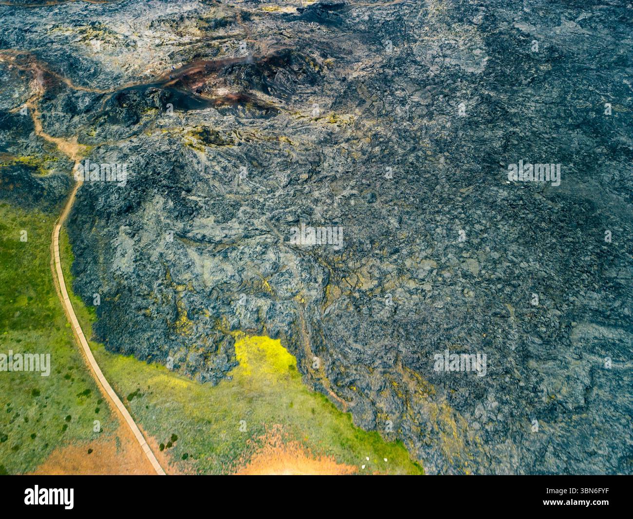 Drohnenansicht von Krafla Lava Fields Leirhnjukur aus der Luft. Island Stockfoto