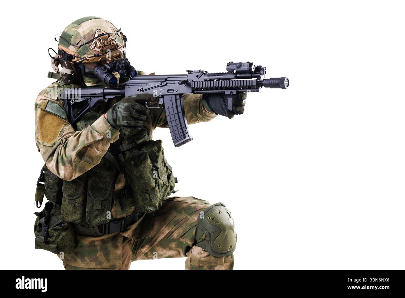 Militärangehörige mit Kampfausrüstung und Zielgewehr. Das Bild zeigt moderne taktische Ausrüstung, Waffen und professionelle militärische Atti Stockfoto