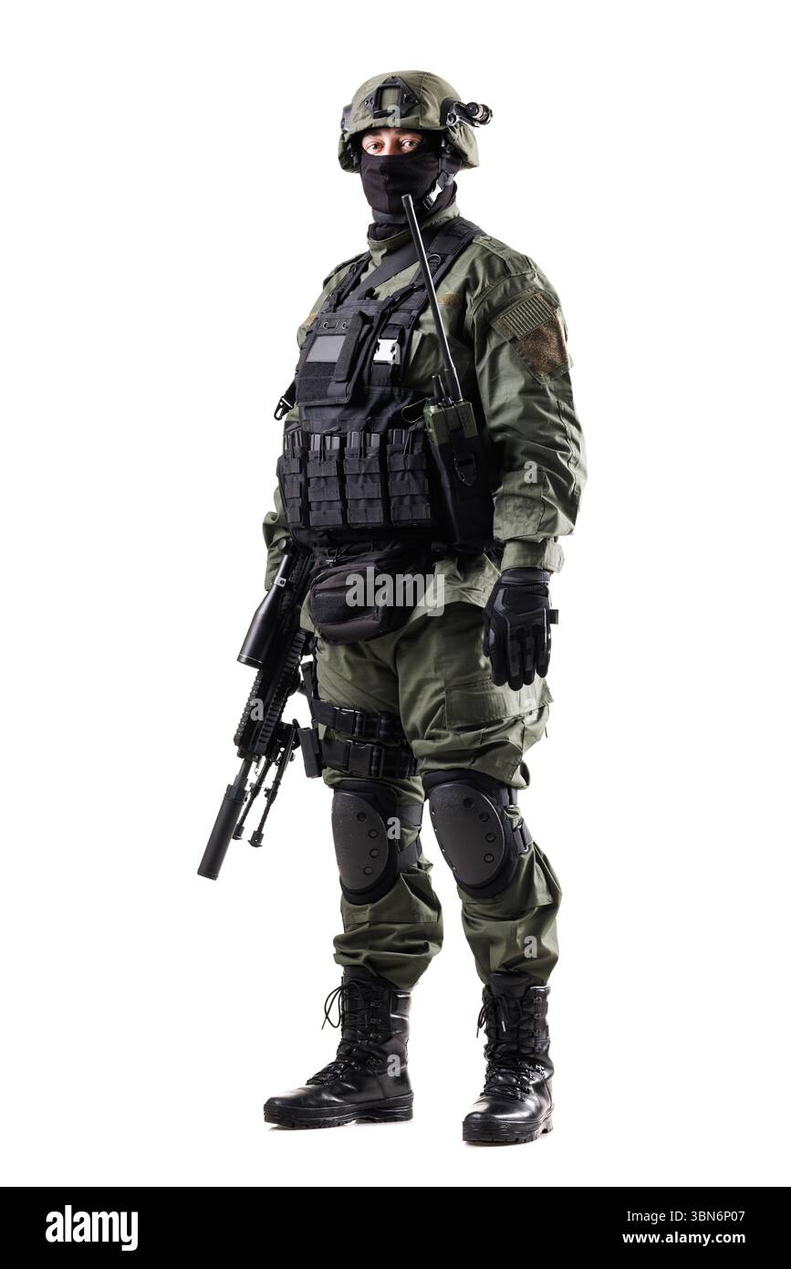Taktischer Offizier mit moderner Ausrüstung, einschließlich Helm und Pistole, strahlt Professionalität und Bereitschaft aus. Isoliert auf weiß für vielseitige Anwendungen. Stockfoto