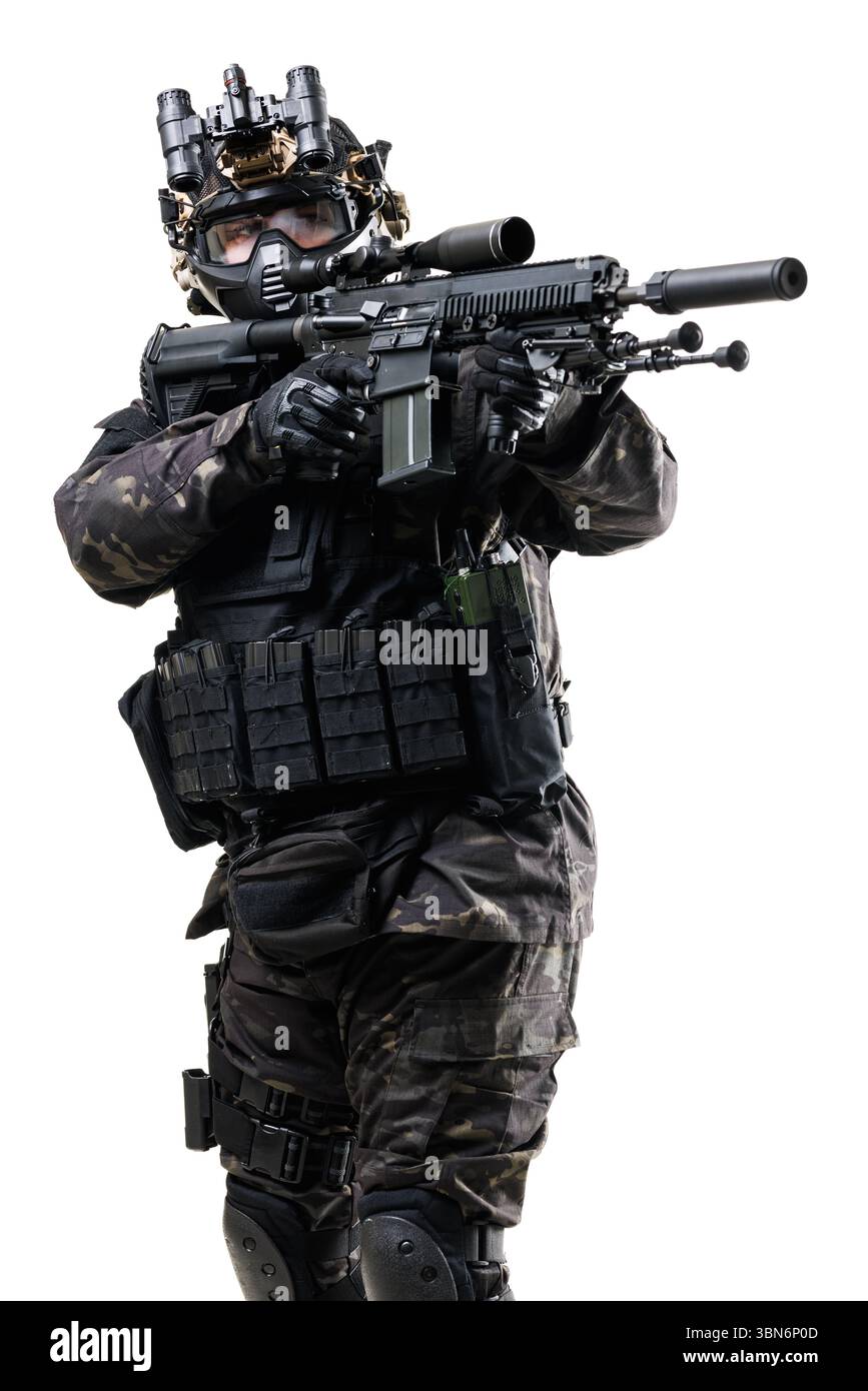 Ein schwer ausgerüsteter Soldat in taktischer Tarnausrüstung hält eine Schusswaffe, die Professionalität, Versteck und Einsatzbereitschaft in einem militärischen O darstellt Stockfoto