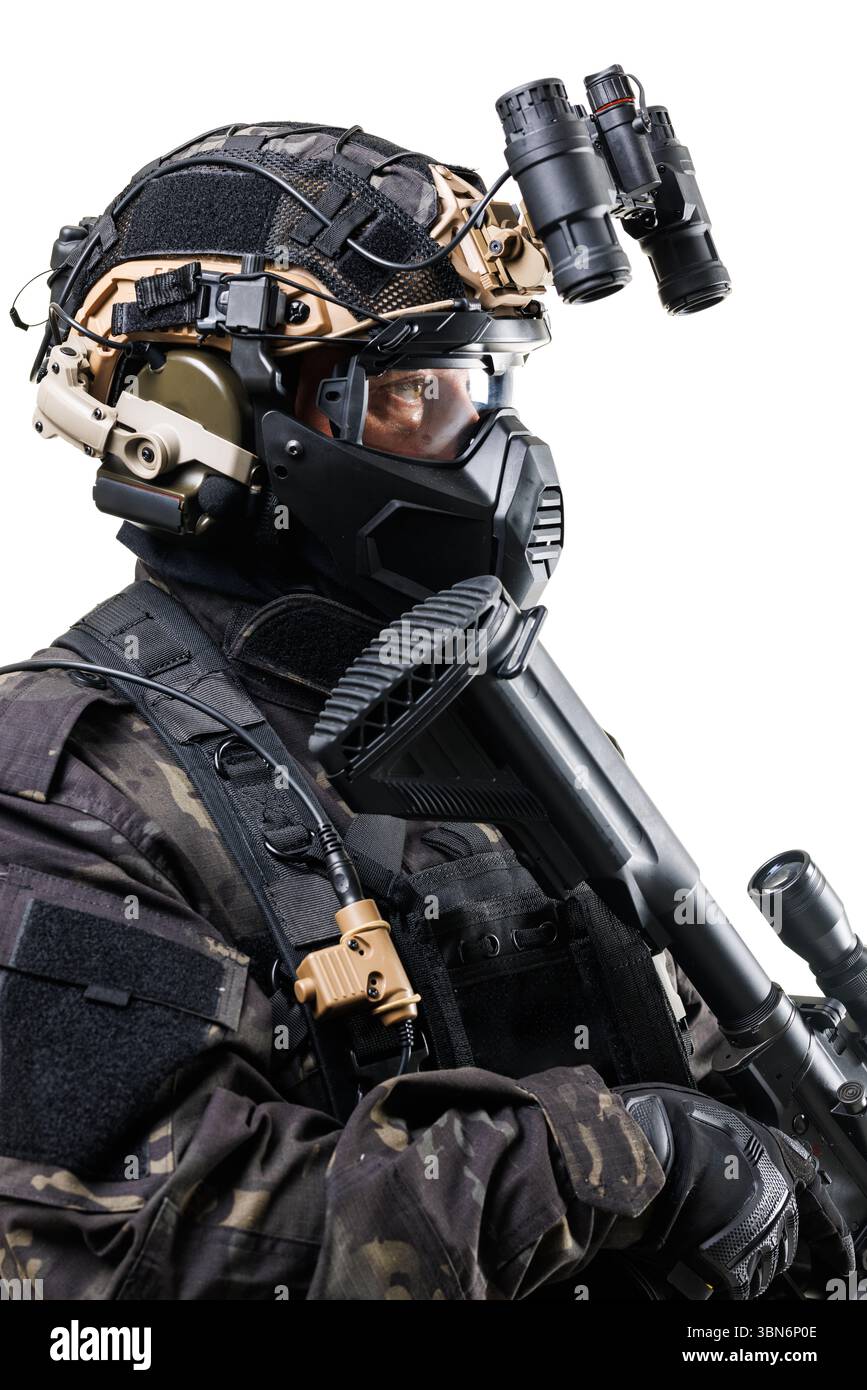 Eine Darstellung eines Soldaten mit fortschrittlicher taktischer Ausrüstung und Nachtsichtoptik, der eine Schusswaffe hält. Die Szene legt Wert auf Technologie, Vorbereitung Stockfoto