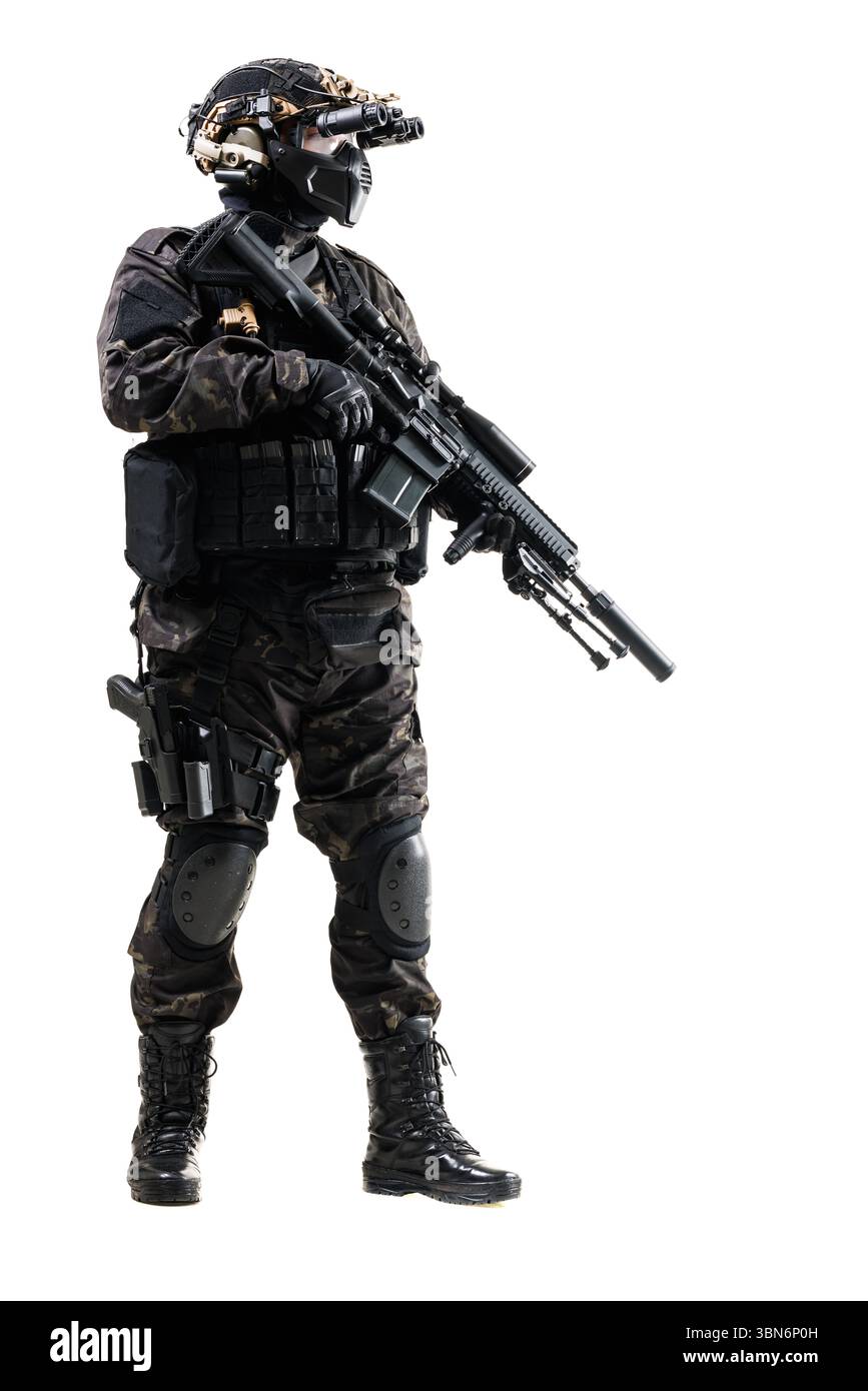 Ein Militärangehöriger in voller taktischer Ausrüstung, ausgestattet mit Nachtsichtbrille und Gewehr, auf weißem Hintergrund, der Bereitschaft und Abschreckung darstellt Stockfoto
