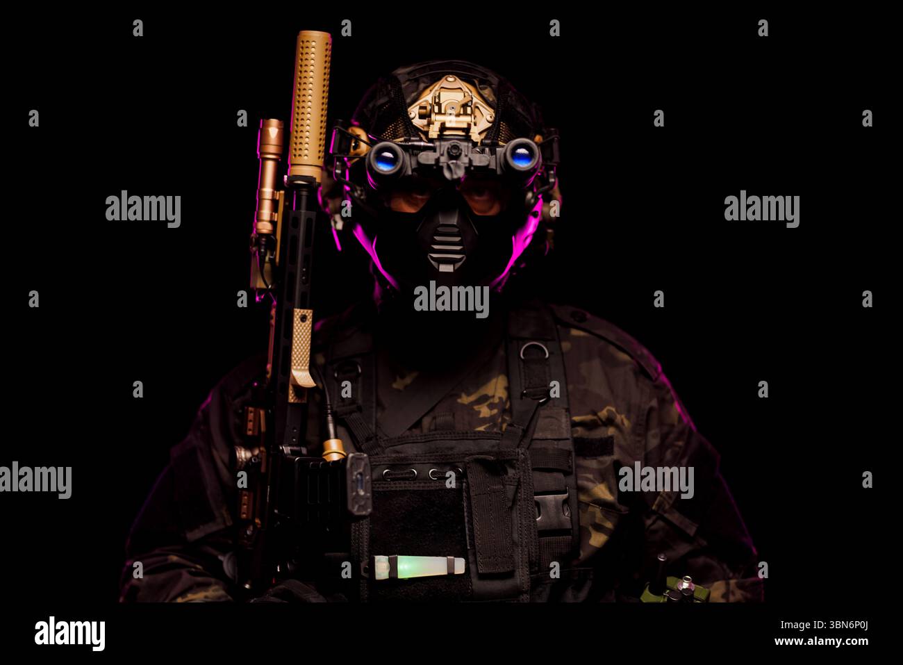 Ein taktischer Fahrer mit fortschrittlicher Kampfausrüstung und Nachtsichtbrille in stilvoller und moderner Pose, der Hightech und Tarnfunktion betont Stockfoto