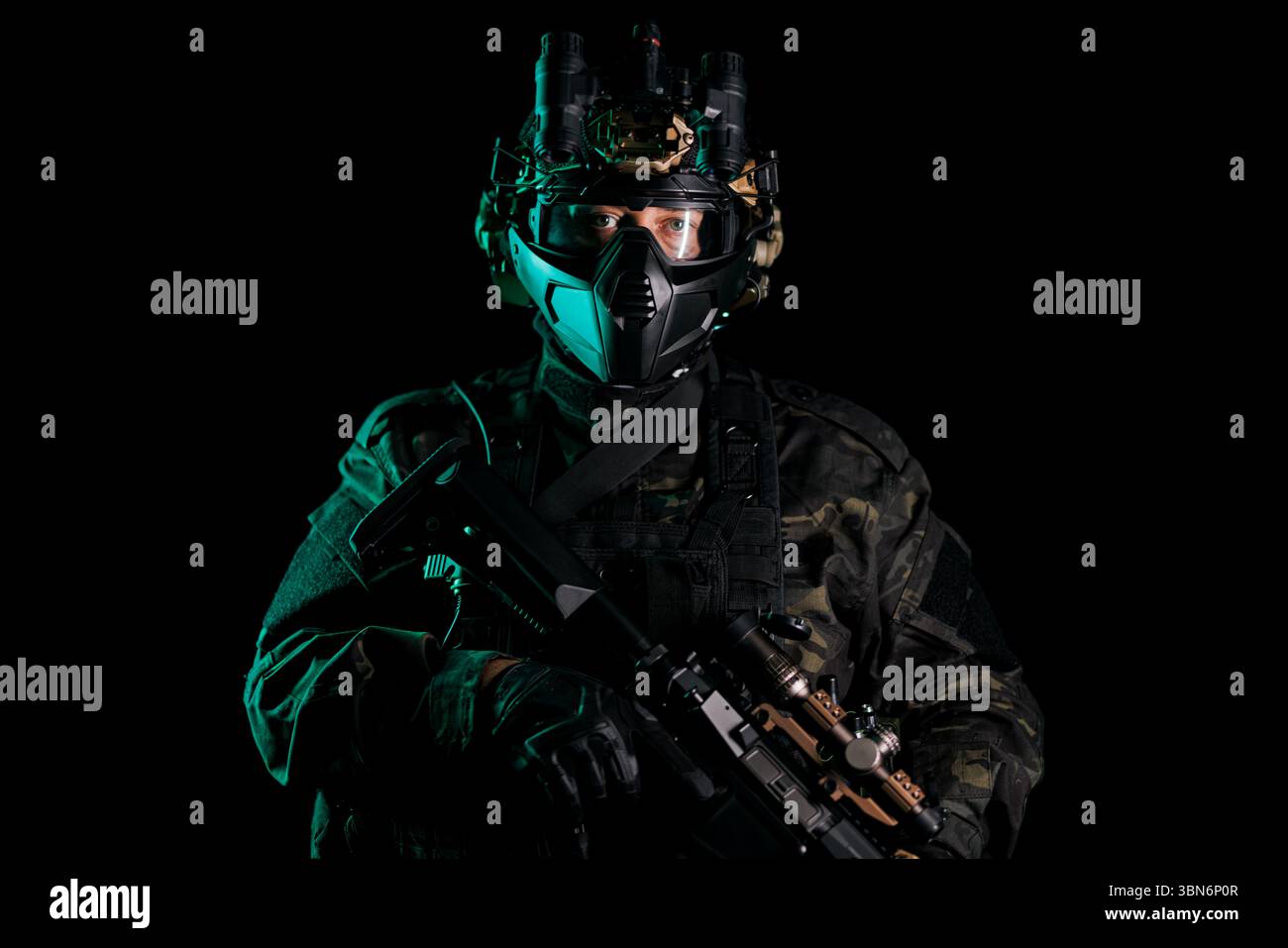 Eine taktische Militärfigur, die Ausrüstung und Schutzbrille trägt, während sie bereit steht, während sie hochentwickelte Ausrüstung hält. Dieses Bild zeigt Stärke Stockfoto