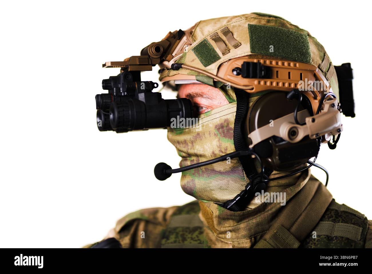 Ein Soldat mit Tarnbrille und High-Tech Nachtsichtbrille, ausgestattet mit fortschrittlichem taktischen Helm und Kommunikationsausrüstung, symbolisiert Modus Stockfoto