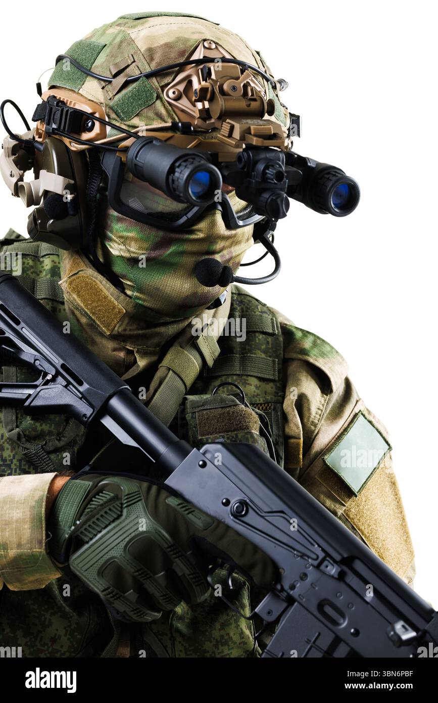 Gepanzertes Militärpersonal, ausgestattet mit modernster taktischer Helmausrüstung und Schusswaffen, repräsentiert moderne Kampfbereitschaft in einem Profi Stockfoto
