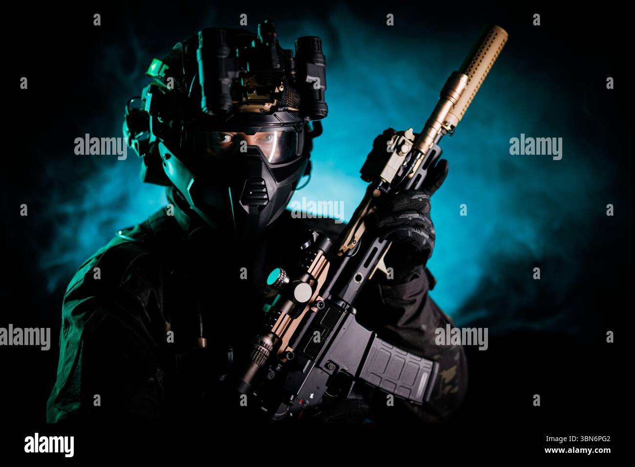 Ein Soldat der Spezialkräfte in taktischer Ausrüstung steht vor einem blaugrünen Hintergrund und hält ein fortgeschrittenes Gewehr. Die Szene betont Aktion, Determinat Stockfoto
